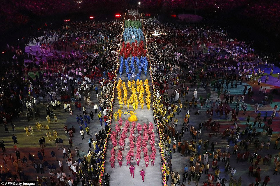 Uma enorme procissão de sambistas entrar no estádio para a cerimônia de abertura dos Jogos Olímpicos de 2016 no Rio