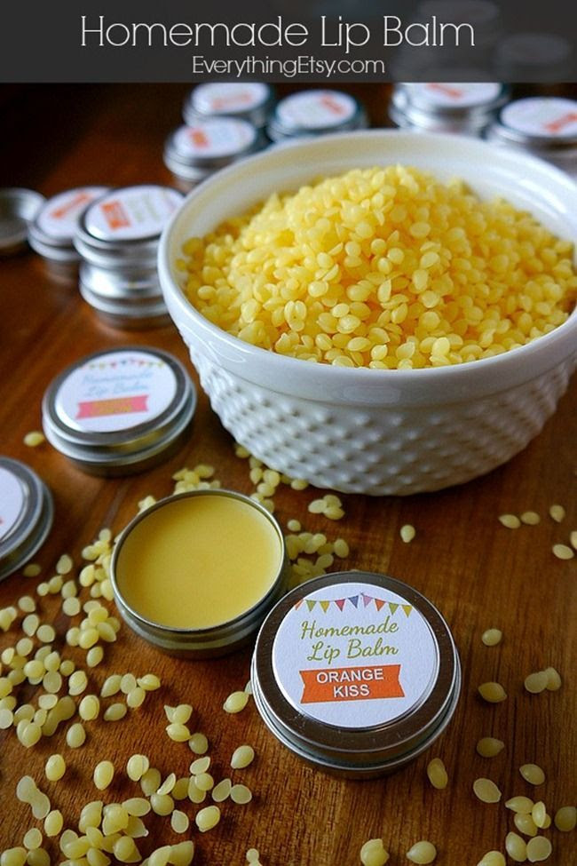 Homemade Lip Balm Recipe & Printable Labels {DIY Gift}...super easy! #DIY #beauty