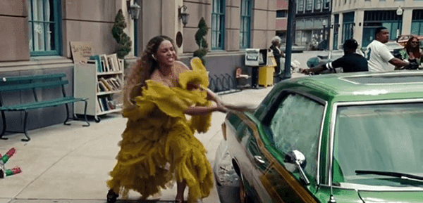 Beyoncé anda nas ruas de New Orleans e começa carros que quebram com um taco de beisebol. Ela não só quebrar o carro de seu marido de engano - ela está quebrando carros aleatórios.