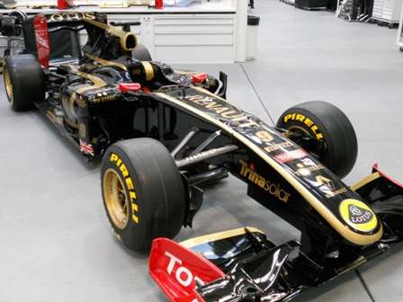 Renault revela o R30 com uma releitura da pintura clássica do Lotus John Player Special