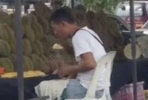 Peniaga didakwa 'ludah' durian akan dipanggil beri keterangan