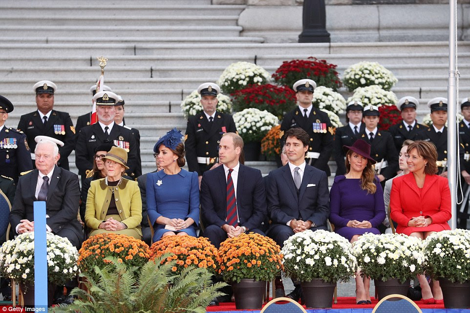 Kate e William deixou seus dois filhos na Casa de Governo, como se comprometeram seu primeiro compromisso oficial. William brincando disse esperar que os seus filhos não foram "rasgar" a sua base de casa no Canadá