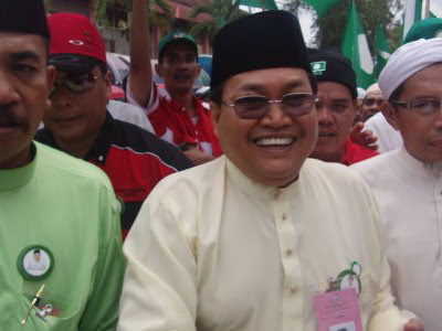 ibrahim-katak Adakah tindakan beliau akhir – akhir ini boleh membawa maksud beliau sudah dan telah meludah ke muka TGNA , yang telah “memunggut“ beliau di tepi longkang di Pasir Mas ?