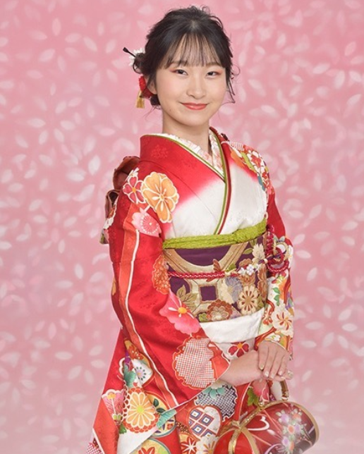 赤い振袖の女性