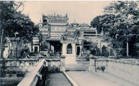 http://maivantran.files.wordpress.com/2011/09/den-ngoc-hhoang-now-on-mac-thi-buoi.jpg?w=453&h=280