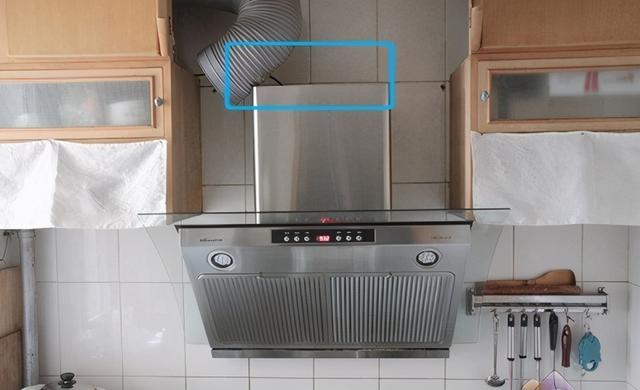 Có vật lạ bên trong thân máy hoặc trong ống xả