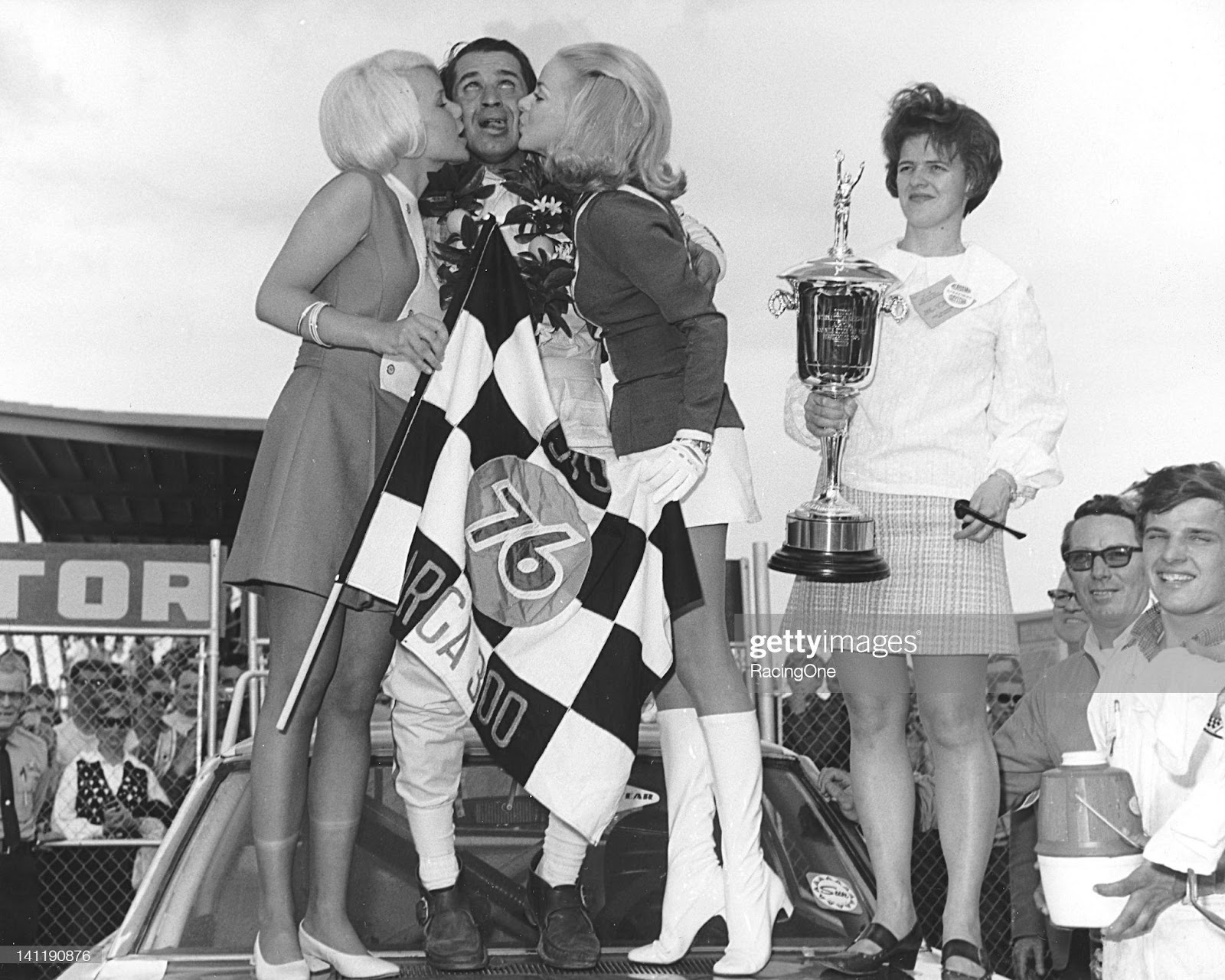 D:\Documenti\posts\posts\Women and motorsport\foto\Getty e altre\february-15-1970-ramo-stott-reacts-to-a-doublewhammy-of-kisses-from-picture-id141190876.jpg