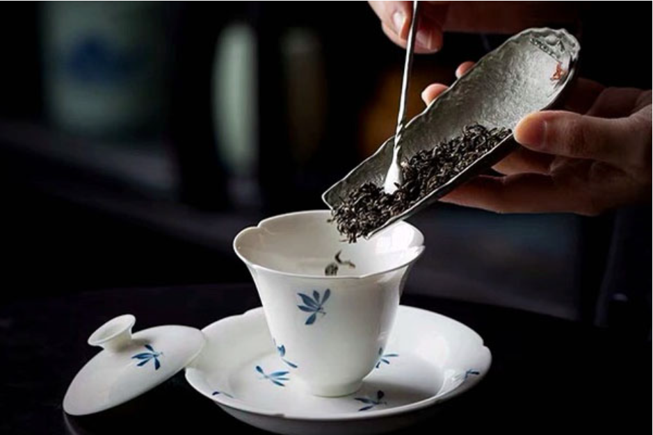 Cho một lượng trà thích hợp vào chén khải sau đó thêm nước nóng đn ngập trà và tráng qua Ảnh sưu tầm