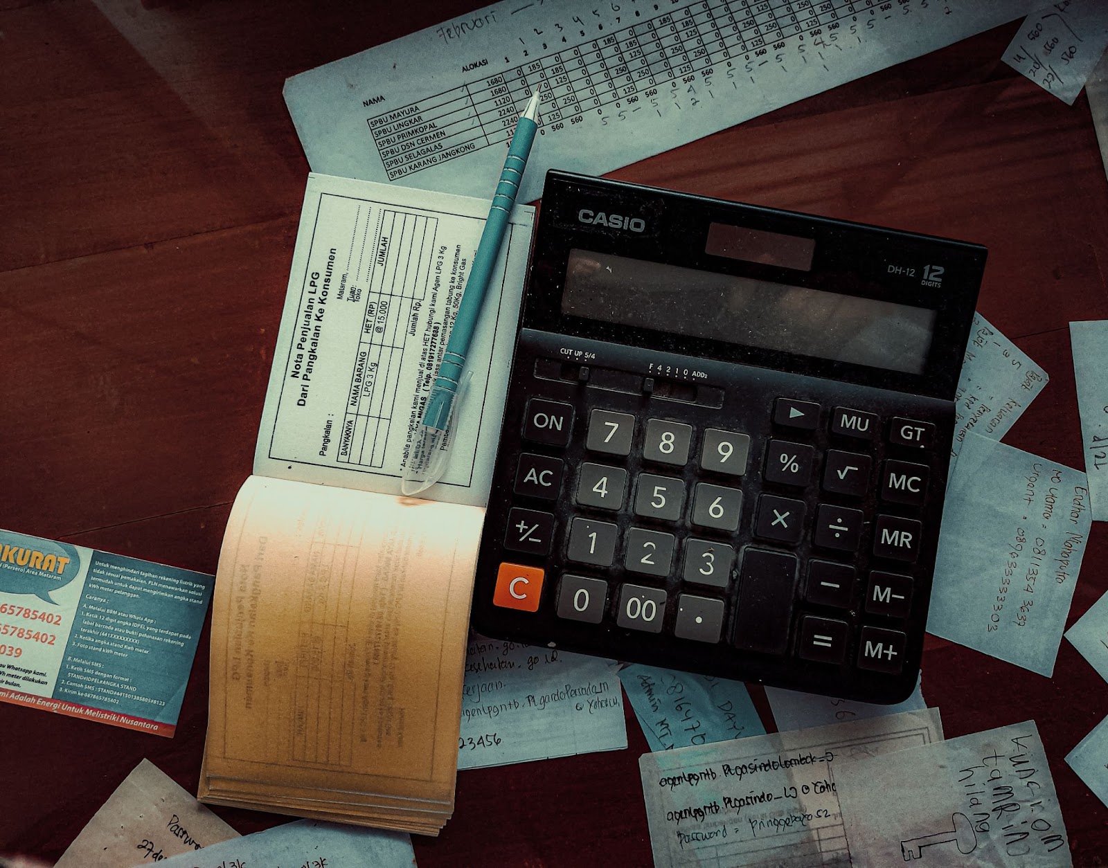 Une calculette et des factures