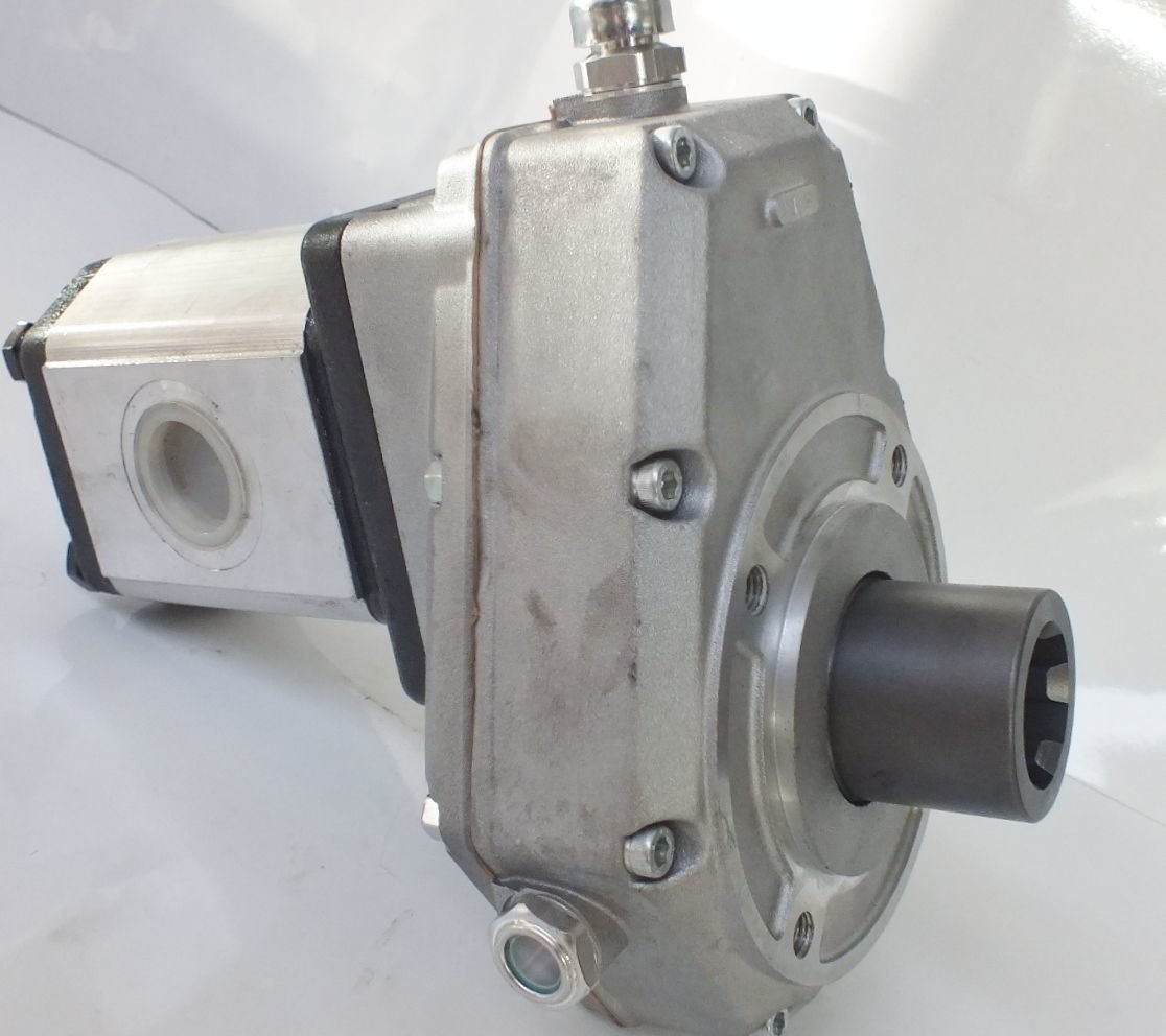 The Splined female Socket is connected to a tractors male PTO shaft the gearbox increases speed by a factor of 1 to 3 and the gear pump rotates a a higher speed that is more effecient for generating power and pressure.    