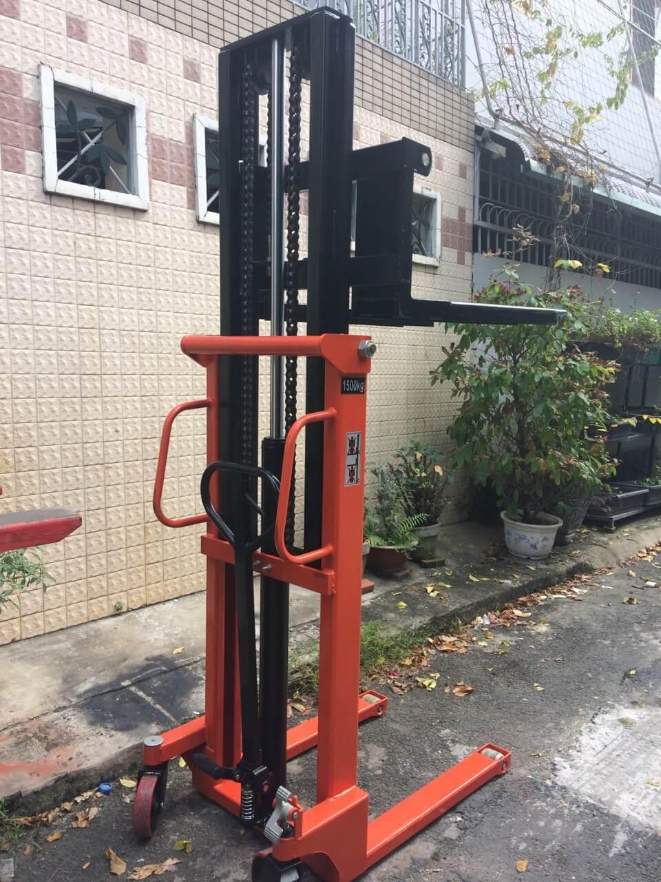 Xe nâng tay cao thủy lực 1 tấn cao 2 mét xe nâng tay cao thủy lực 1 tấn cao 2 mét