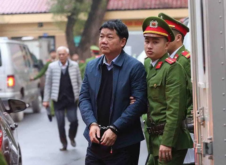 Trang phục hầu tòa
