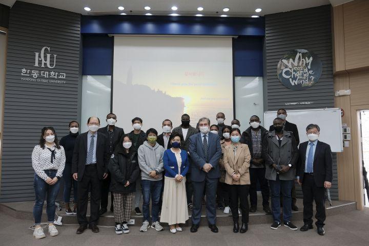 사람, 그룹, 바닥, 사람들이(가) 표시된 사진

자동 생성된 설명