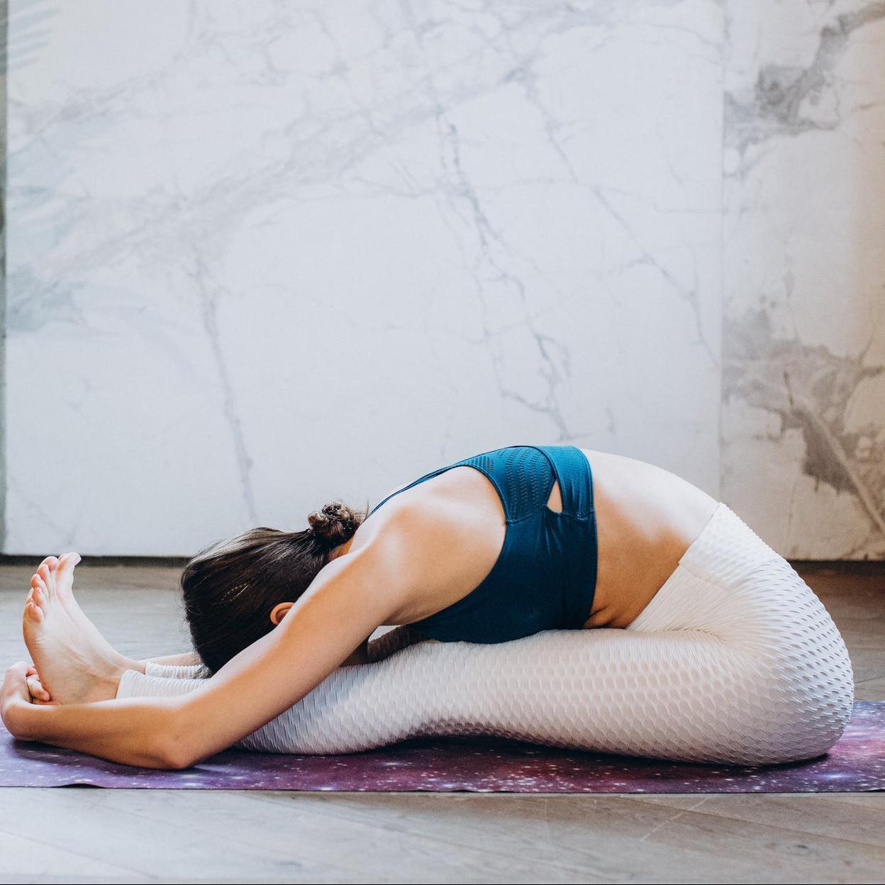 Apunta esta postura de yoga: Paschimottanasana (o la pinza sentada) que  propicia la calma y cuida tu vientre para adelgazar y mejorar la digestión  | Mujer Hoy