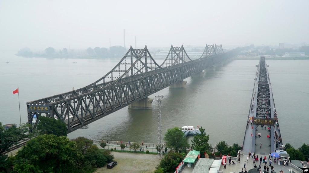 Cầu Hữu nghị Trung-Triều (trái) nối thành phố Đan Đông của Trung Quốc và thành phố Sinuiju của Triều Tiên.