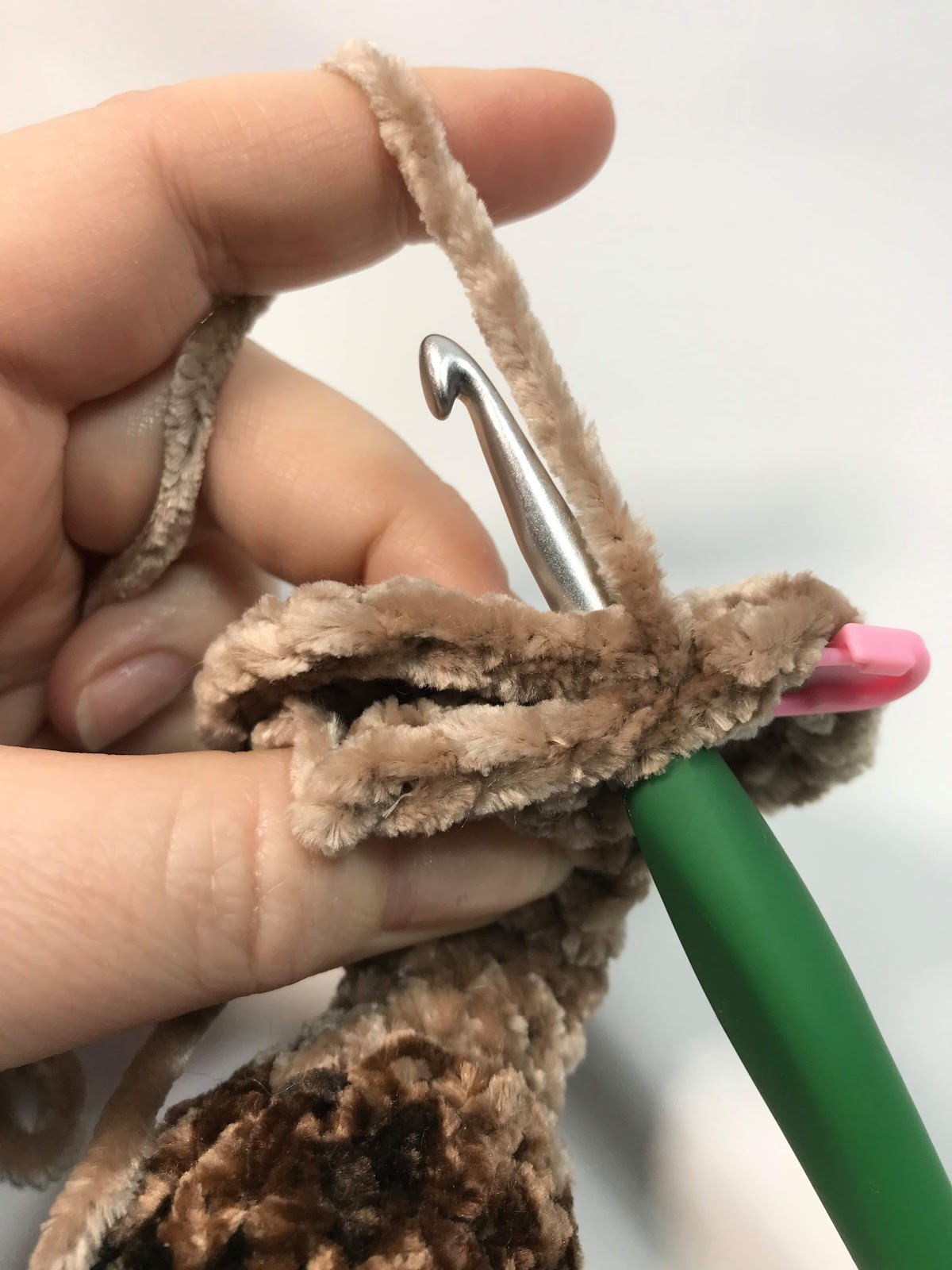 How to crochet on the back legs of the flip flop amigurumi Crochet pattern