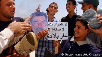 Irak Saddam Hussein Konterfei wird mit Schuhen geschlagen
