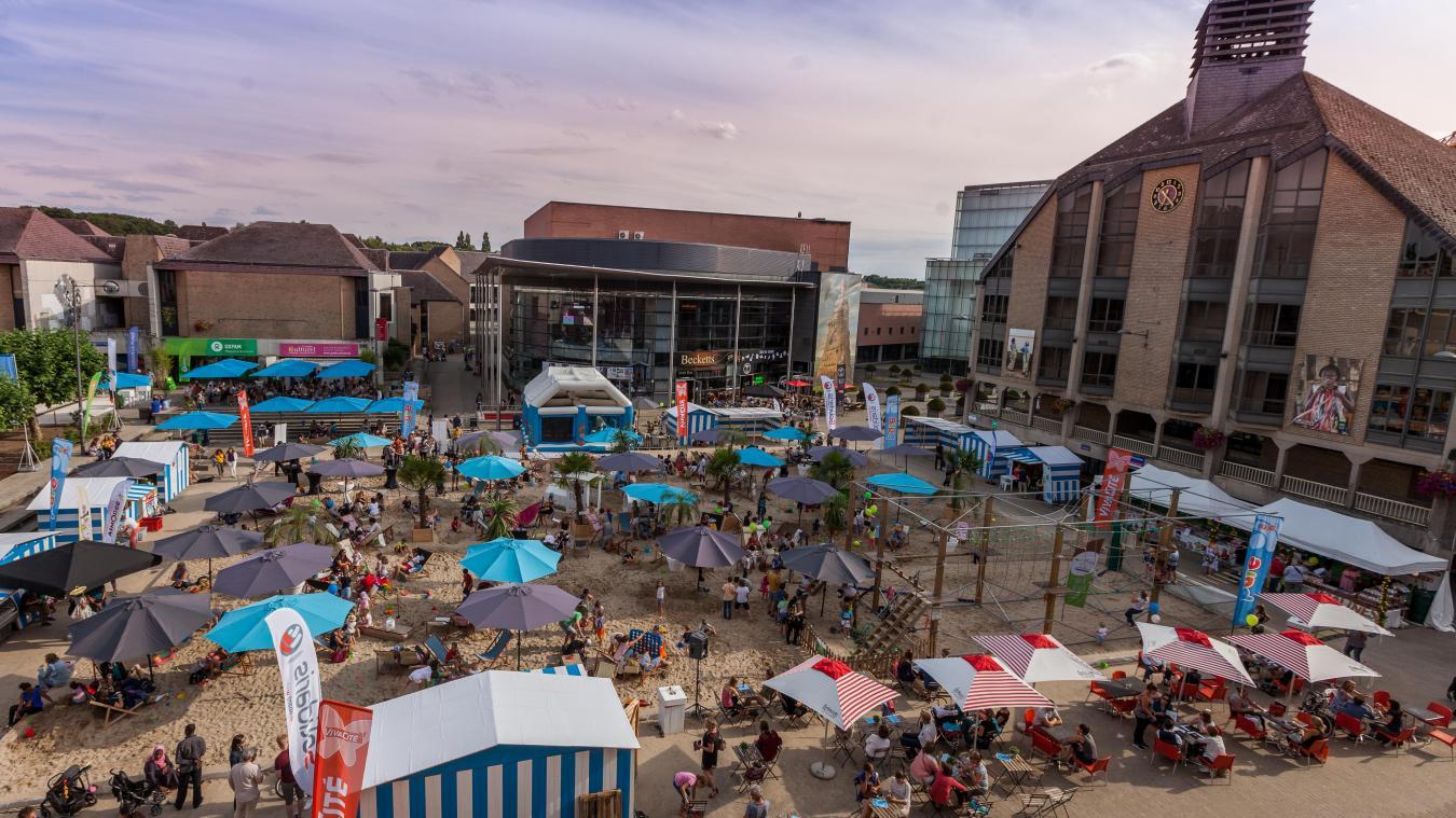 The Grand Place is transformed again to accommodate deckchairs, bar and games.