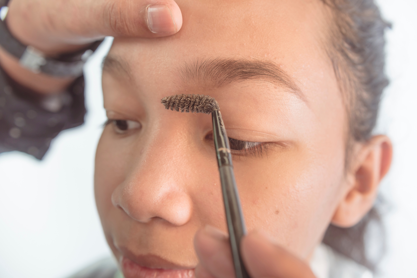 Apply cake mascara with a brush applicator or spoolie brush.