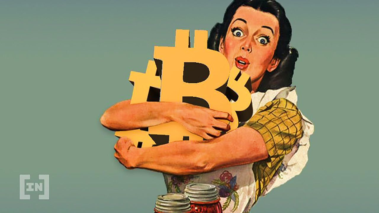 Eine Frau trägt Bitcoin wie Lebensmittel in den Armen.