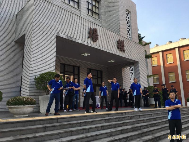 國民黨立委清晨前往議場大門,準備搶佔立院議場主席台。(記者林良昇攝)