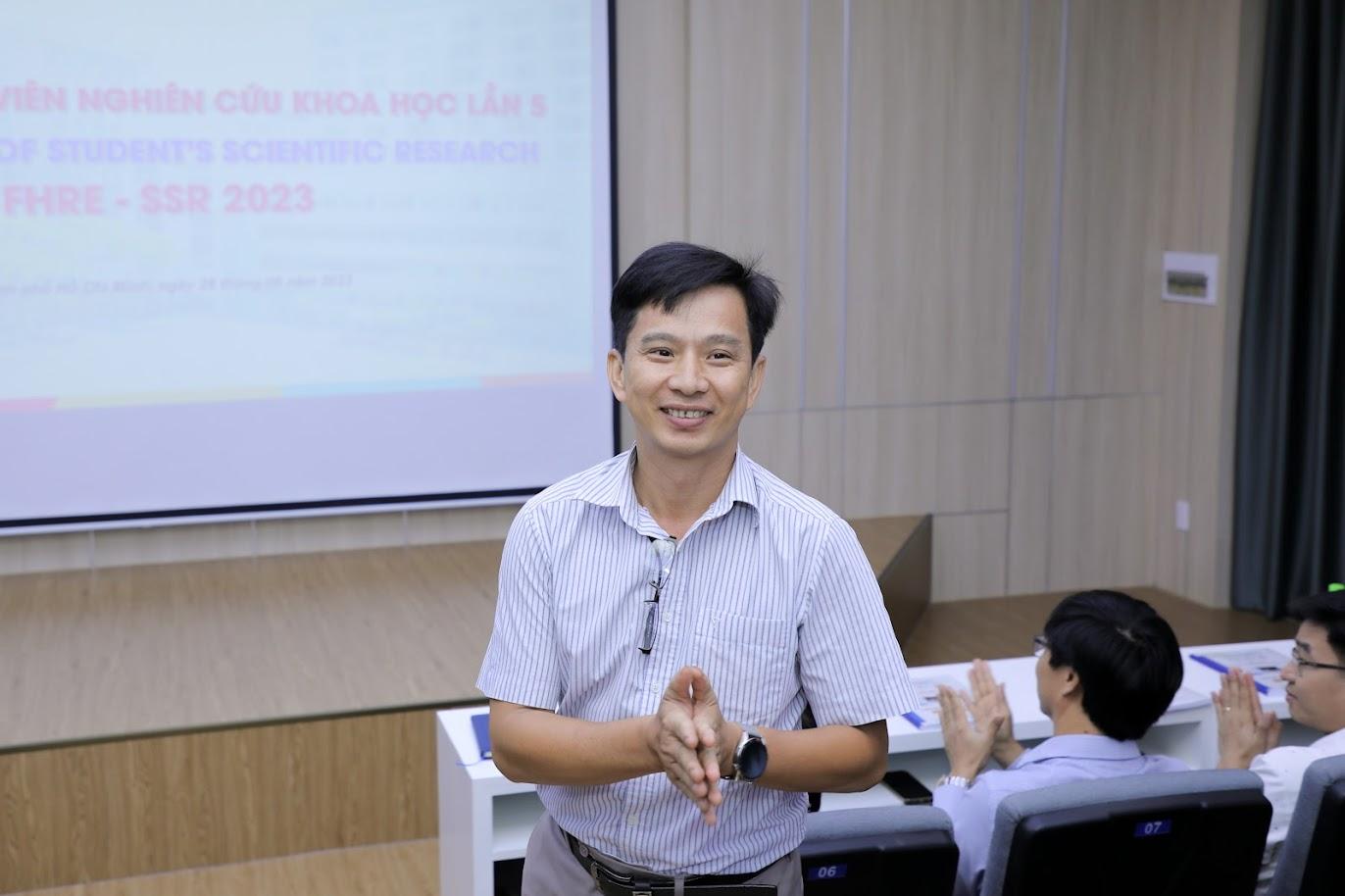 A person standing in front of a projector screenDescription automatically generated with medium confidence