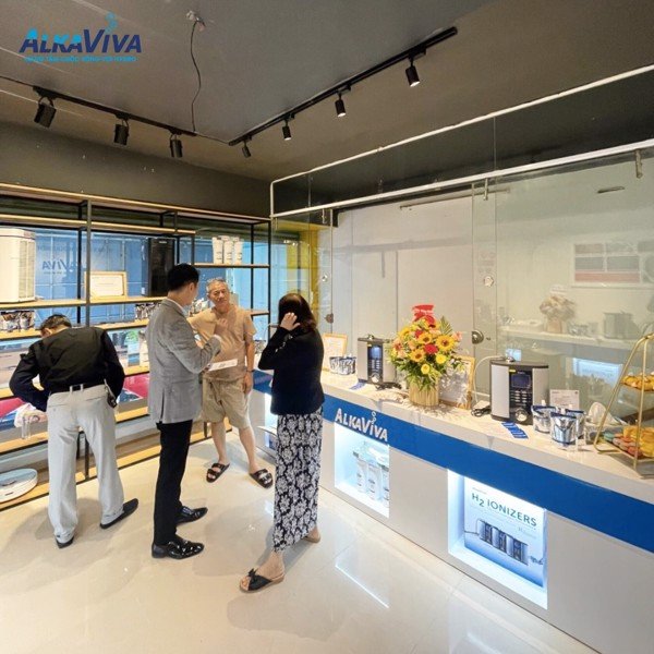 Khách hàng tại showroom 04