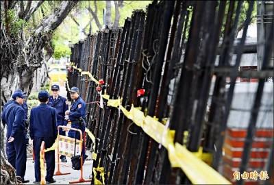 北市警方昨天不僅派警力，更以拒馬團團包圍立法院。（記者廖振輝攝）