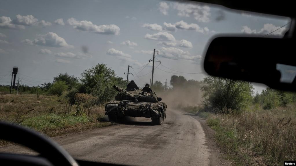 Xe tăng Ukraine tiến đến gần làng Robotyne, vùng Zaporizhzhia, Ukraine, ngày 25/8/2023. 