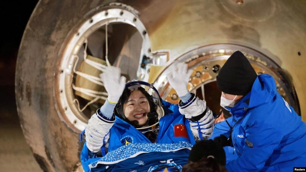 Nữ phi hành gia Trung Quốc Liu Yang trở về trái đất hôm 4/12/2022. Photo: China Daily via Reuters.