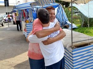 Alunos da Apae comemoram Dia Internacional do Abraço em Piracicaba (Foto: Leon Botão/G1)