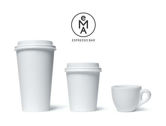 Logo Ema espresso baru s hrníčkem a kelímky na kávu. 