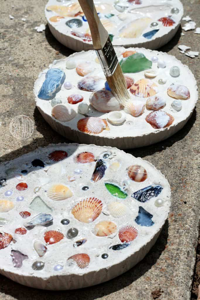 30 Outdoor Arts and Crafts for Kids: Seashell Mosaics