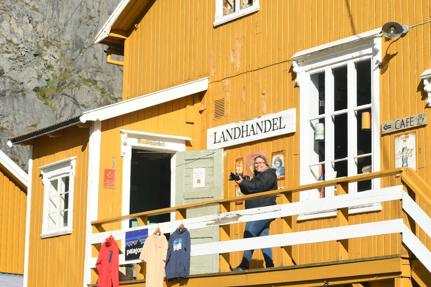Et bilde som inneholder bygning, hus, lastebil, treAutomatisk generert beskrivelse