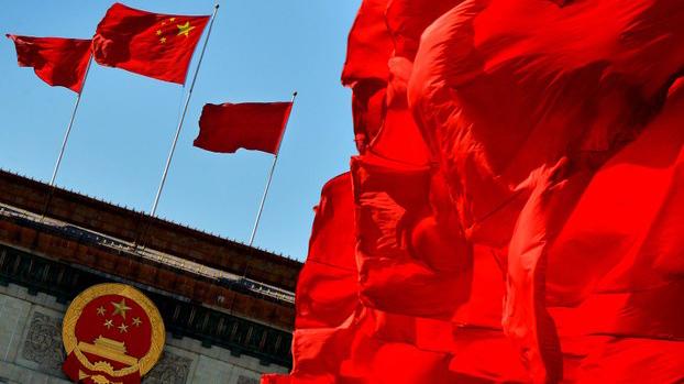 北京人民大会堂外飘扬的中国国旗（法新社）