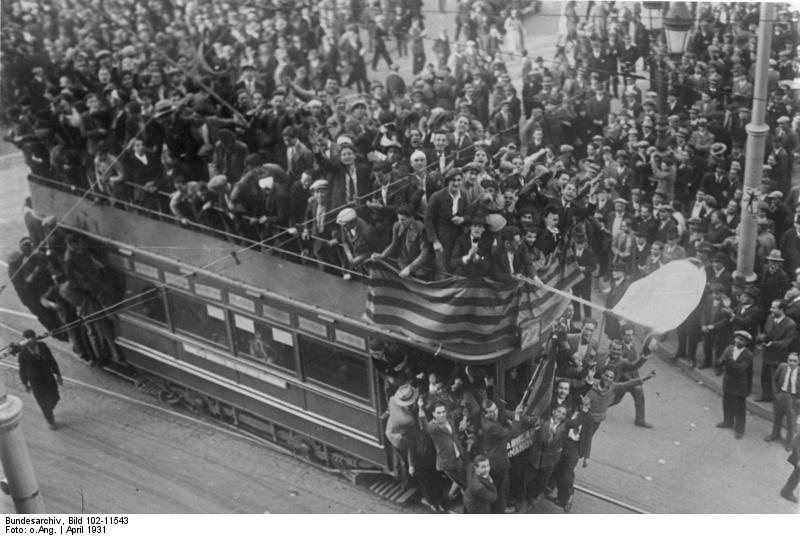 https://upload.wikimedia.org/wikipedia/commons/1/10/Bundesarchiv_Bild_102-11543%2C_Madrid%2C_Ausrufung_der_Zweiten_Spanischen_Republik.jpg
