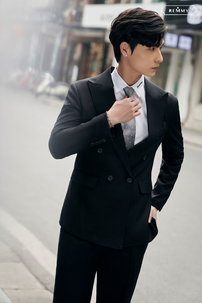 Mẫu vest đen 2 hàng khuy