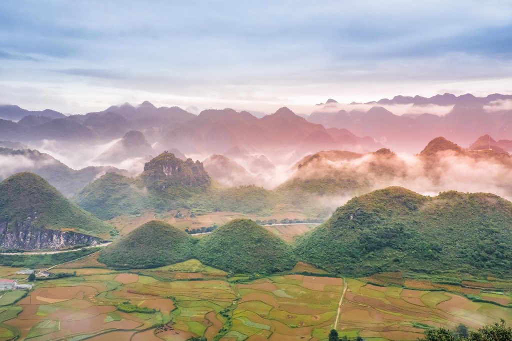 Ngày 2: Phố Cáo – Sủng Là – Lũng Cú – Dinh Họ Vương – Đèo Mã Pí Lèng – Đồng Văn
