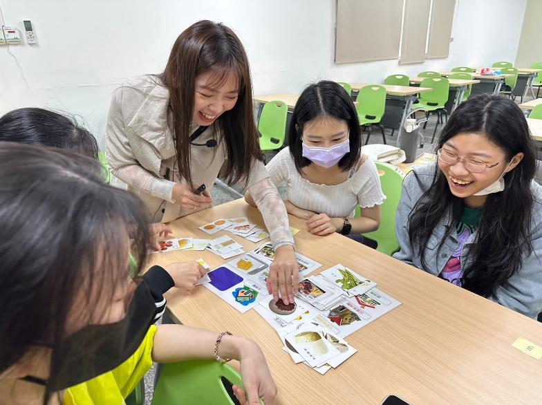 圖三：營養師來檢查同學做的食物小卡來檢測食品的分類有無正確