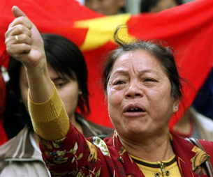 Người dân phẫn nộ biểu tình chống TQ trước tòa đại sứ Trung Quốc tại Hà Nội năm 2009