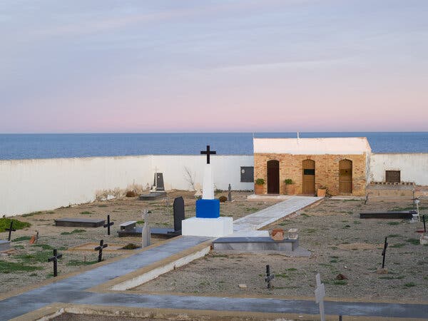 En el antiguo cementerio de la parte norte de Nueva Tabarca, las lápidas están grabadas con la misma media docena de apellidos italianos.