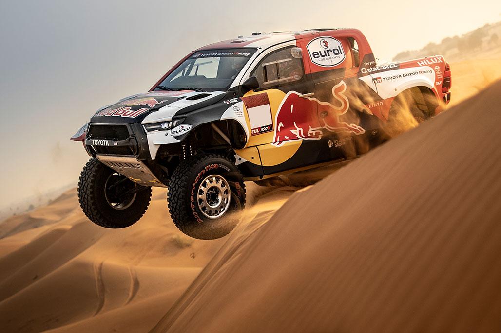 Nasser Al-Attiyah y Mathieu Baumel llevarán un Toyota GR DKR Hilux T1 + con los colores de Red Bull y TOYOTA GAZOO Racing.