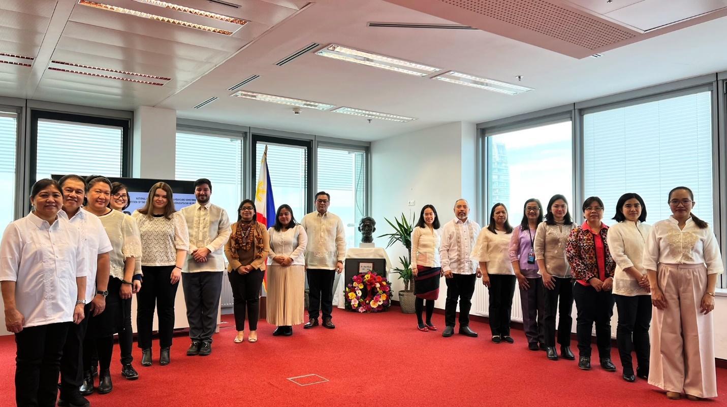 A group of people posing for a photo

Description automatically generated