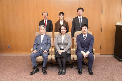 床, 人, 屋内, グループ が含まれている画像

自動的に生成された説明