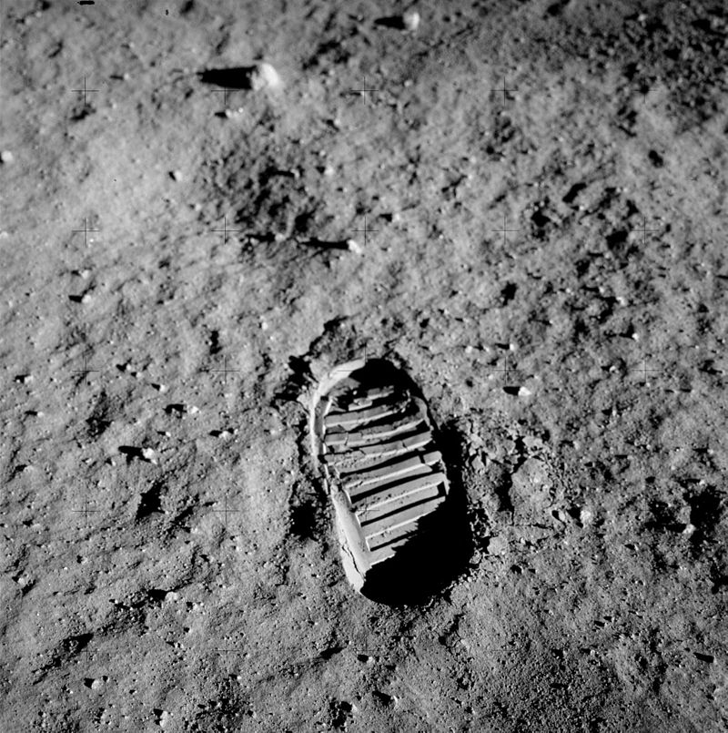 800px-Apollo_11_bootprint.jpg