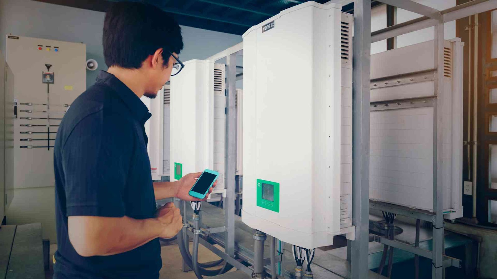 Memilih Kualitas Inverter PLTS Terbaik untuk Atap Gedung Anda