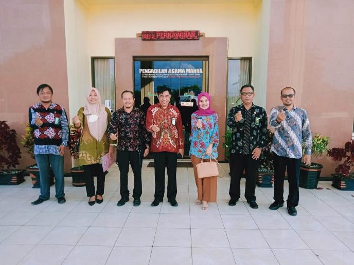 A group of people posing for a photo

Description automatically generated