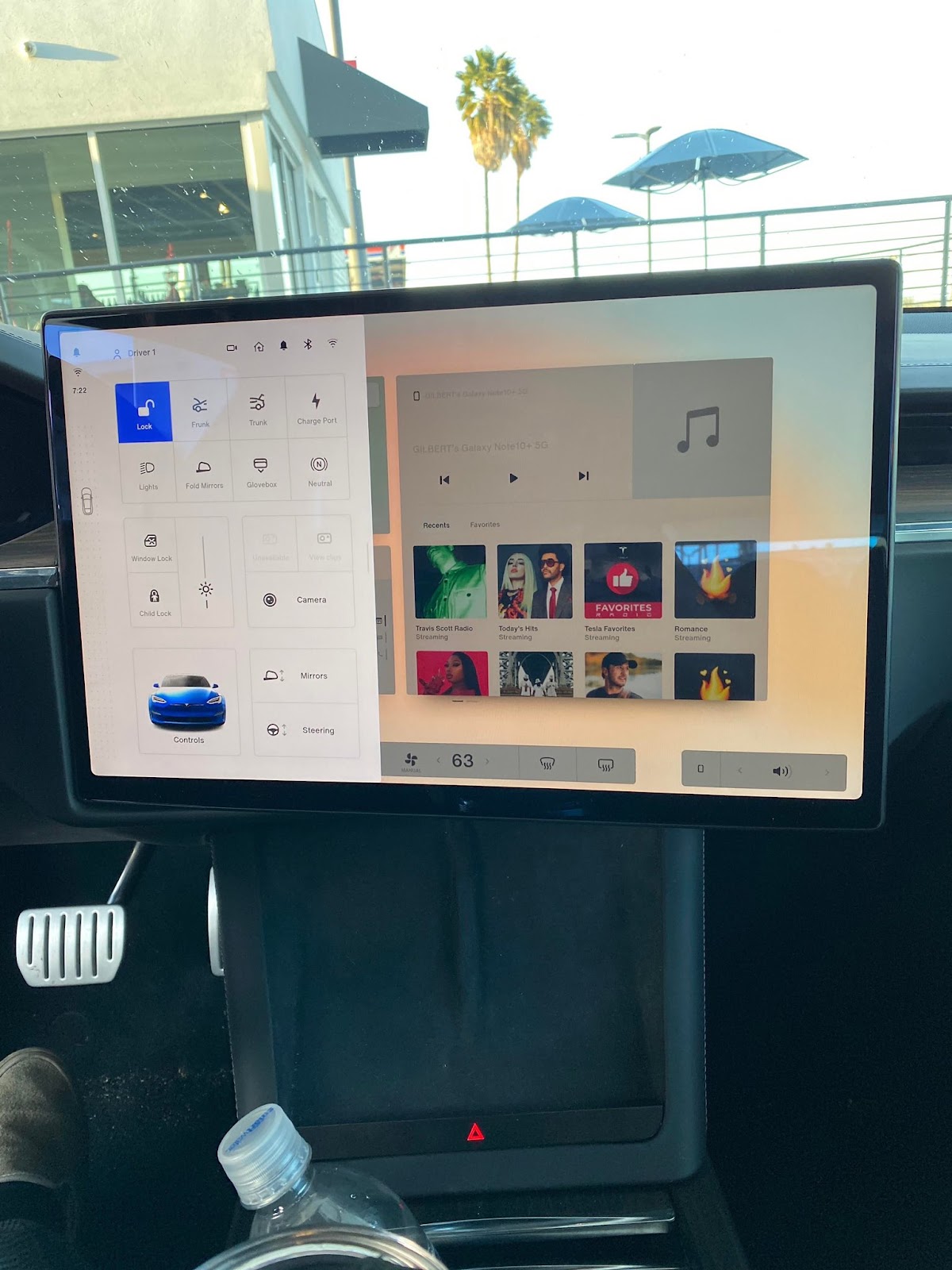Photo de l'écran intérieur de véhicule Tesla