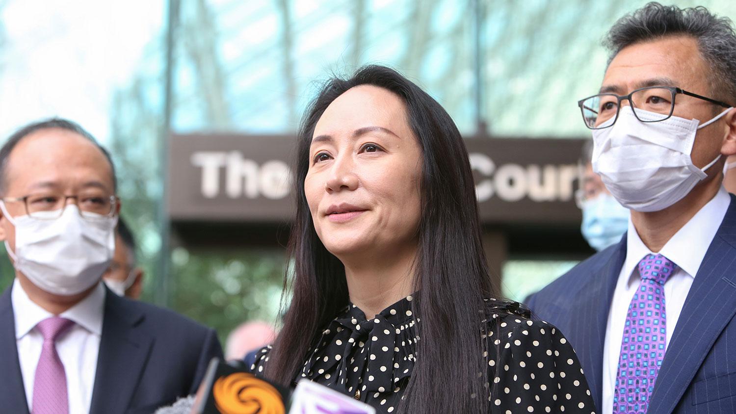 孟晚舟在加拿大法院外发表简短谈话。  (路透社)