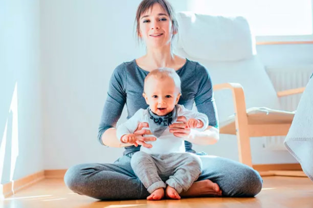 Một trong những tư thế phổ biến cho bé bú sữa Nan Nga xách tay và nhập khẩu là cho bé ngồi vào lòng mẹ